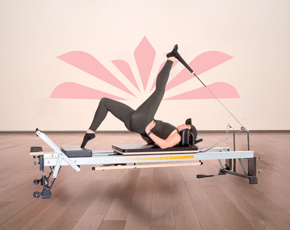 Nainen käyttää laitepilates-laitetta.